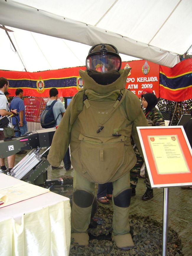 これを着て、毒ガス処理とかするんでしょうか…<br /><br />ずんぐりむっくり感がちょっと可愛い？