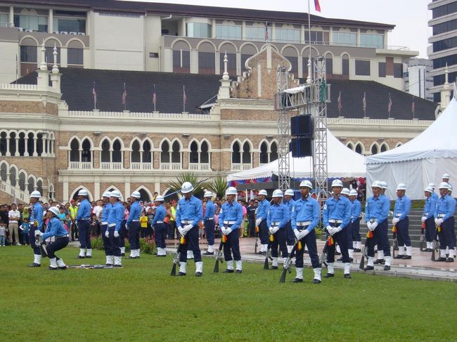 素晴らしいコンビネーションを披露中の鼓笛隊。<br /><br />隊員全員の動きは息が揃っていて、感心×2。<br />…なんだかマレーシアらしくないなｗ