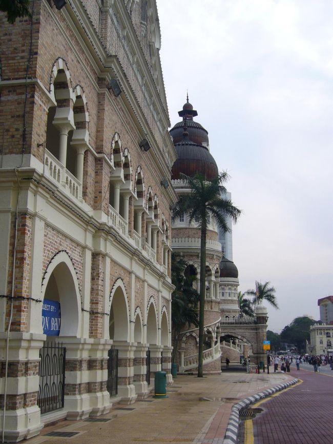 ムルデカ・スクエア前のスルタン・アブドゥル・サマドは、とってもコロニアルな建物。<br />ここだけ、マレーシアじゃなくてヨーロッパみたいだ〜。