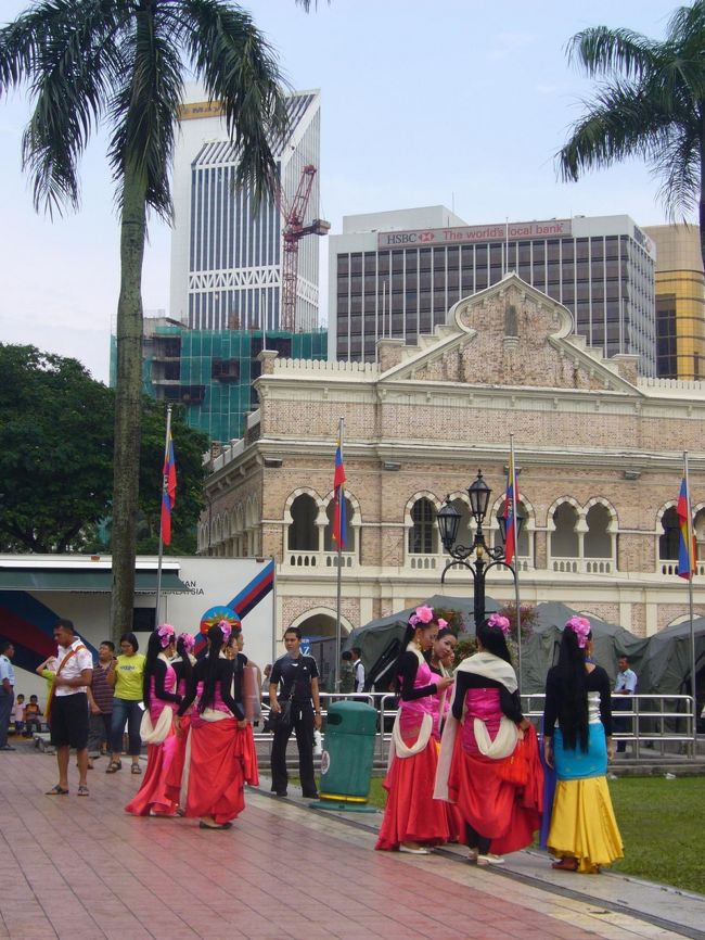 スルタン・アブドゥル・サマド前に、なぜか突然ラテン系踊り子軍団登場。<br />…もう、自分がどこの国にいるんだか分からなくなってきました(笑)