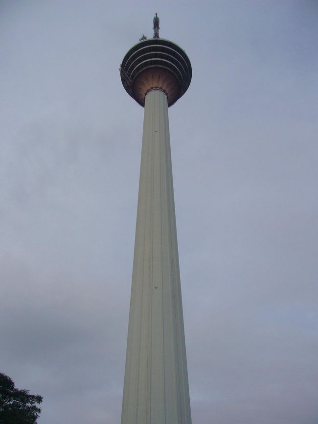 前から上ってみたいと思っていた、念願のKLタワーにやって来ました！