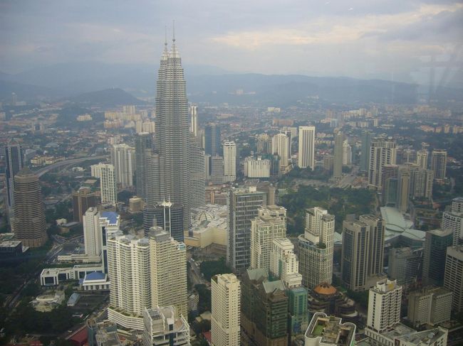 KLタワー展望台からの眺め。<br />ペトロナス・ツインタワーも見下ろせる高さ。<br />高いところは気持ち良いですねぇ〜！<br /><br />(ちなみに、旅行記表紙の写真は、展望台に設置してあった望遠鏡から撮ったムルデカ・スクエアの国旗)