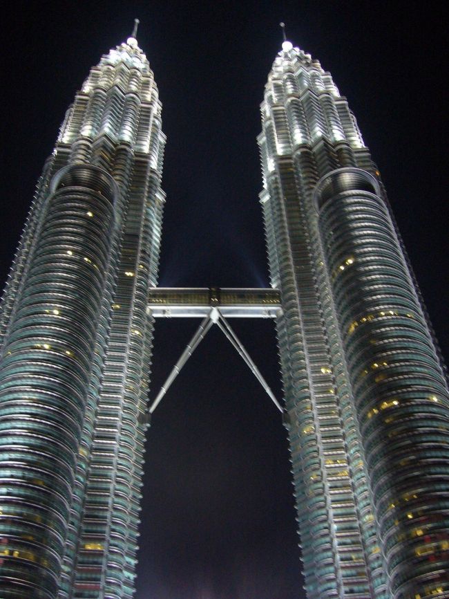 定番のペトロナス・ツインタワー。<br /><br />やっぱり夜が一番綺麗だな〜。