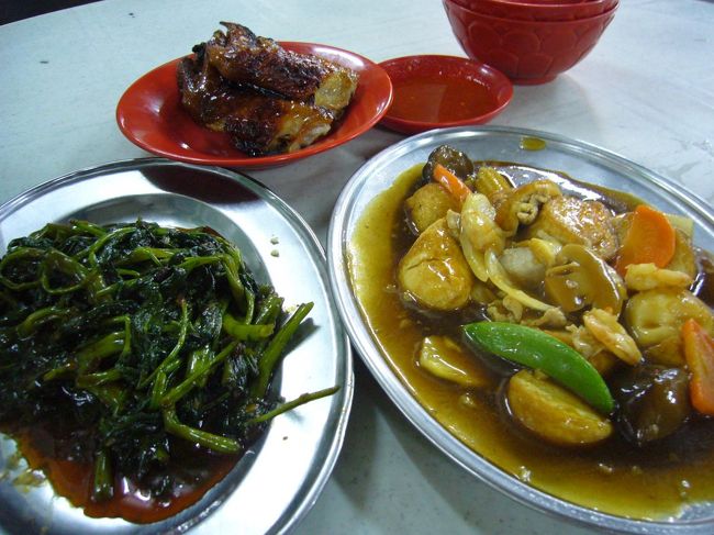 夕食は、ジャラン・アローで屋台飯♪<br />ここの手羽先が…手羽先が…香ばしくって、今までに体験したことのない美味しさでした！！