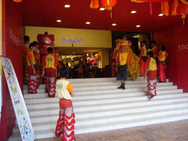 おぉぉぉぉ！！！<br />ショッピングセンター前に、突如ライオンダンス(日本でいう獅子舞みたいなもの)の軍団が！<br />ちょうど旧正月明けだったからか？<br />新年らしくて、めでたい！