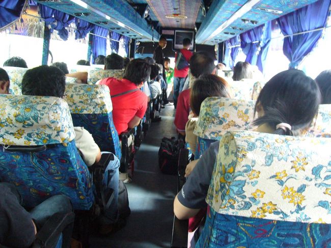 帰りのバスの車中。<br /><br />予約していたバスが故障しちゃったようで、とんでもなくオンボロなバスが来ました…(笑)<br /><br />さてさて、KLおのぼりさん王道コースを楽しんだ2日間。すっかりSayang♪Sayang♪な街リストに仲間入り！また遊びに来るぞ、KL！