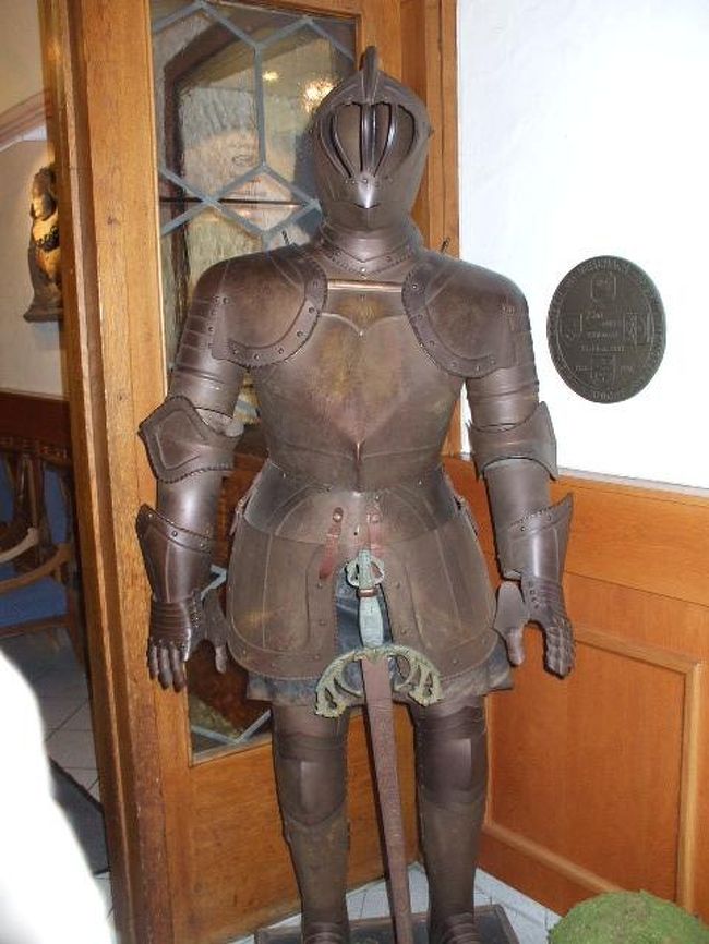 ホテルの入り口内の甲冑