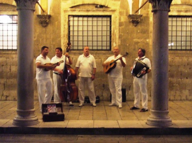 今晩も昨日行った『EDEN』で食事しました。<br />もちろん迷うことなくﾊﾞｽを降りることが出来たよ。<br />実は昨日二つぐらい乗り過ごして歩いて戻ったんだよね。<br /><br />就寝まで夜のドブロ旧市街を散策。<br />クロアチア最後の夜だからね。<br />ほらほら、またおじさんたちが歌ってる。