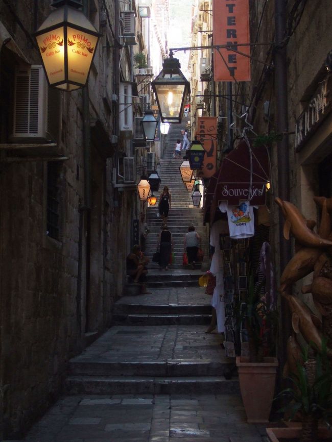 はぁ〜。<br />この階段のぼらなくちゃなぁ。<br />しかも重い荷物を持って。<br />空港行きのバス停へはこの階段を上りきった<br />ところにあるプジャ門から出るといいって、<br />昨日アトラスの人に教えてもらったの。<br />それにしても長いな〜、この階段。