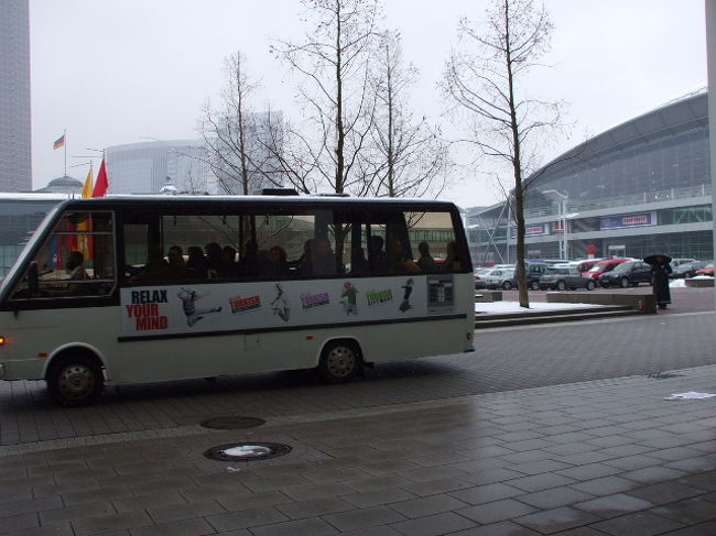 会場内を循環しているシャトルバスです。正面入り口から一番奥の9.10号館まで、歩けば１５〜２０分ですが、これに乗れば、５分くらい。<br />ノンストップのバスもあります。