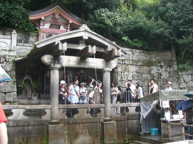 清水寺にある、音羽の滝。<br /><br />飲むと病気が治る名水らしい☆<br /><br />飲んでみた！！