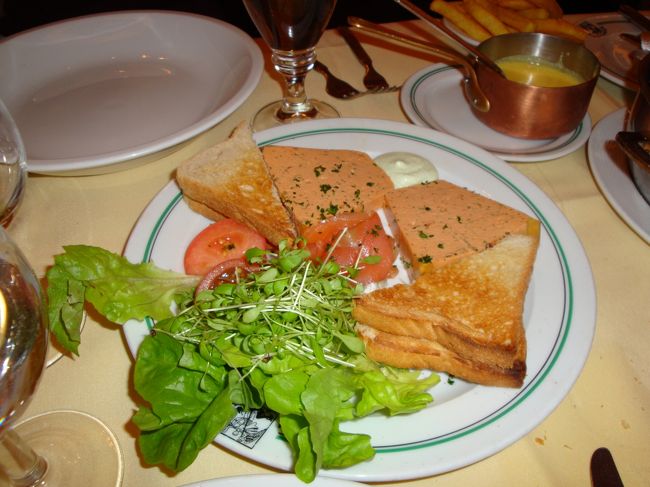 ブリュッセルに着いたのは16:55。空港からの中央駅まで電車で移動。予約したホテルは駅からすぐ・・・。のはずが最初に方向を間違え、駅の周辺をぐるぐる・・・。寒い街の中を30分ほど迷いました。（＞＿＜）<br />その日の夕食はあらかじめ予約していたレストランで取りました。2009年最初のディナーは美味しいベルギー料理を堪能。フランス語のメニューに悪戦しながら選んだ写真のお料理は前菜のパテ。これ、同行の友人と半分して食べましたが、2人分ではありません。あくまで1人分。日本の倍くらいあるや。前菜なのに・・・。