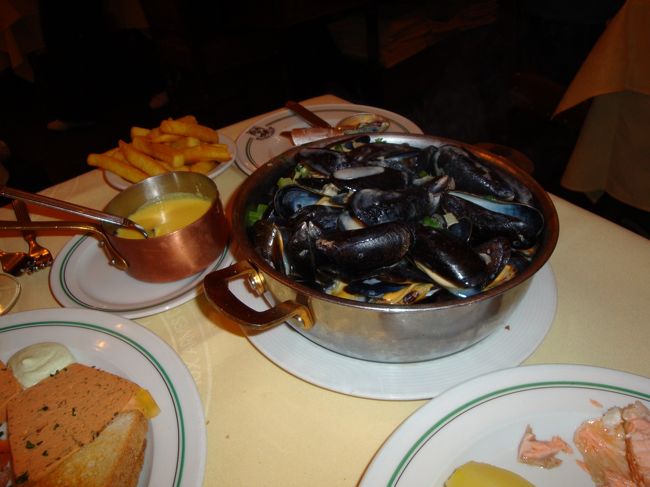 ベルギー名物のムール貝の料理。これも2人でシェアして食べました。ベルギーの人はメイン料理としてこれ一皿食べるんだろうなあ・・・。