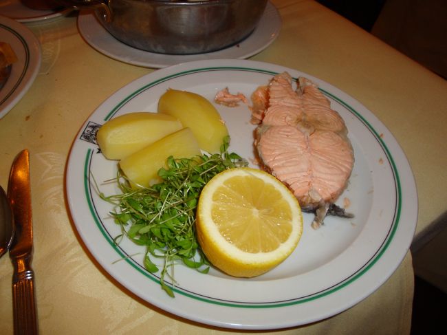 二人だから・・・ということでメイン料理をもう一品頼みました。サーモンのお料理。クリームソースにつけていただきます。これもシェアで食べましたが、普段食べてる鮭ってこれの半分くらいの量のはず・・・。う〜ん、2人で3品は多かったかな。デザートも行きたかったけど、無理でした。