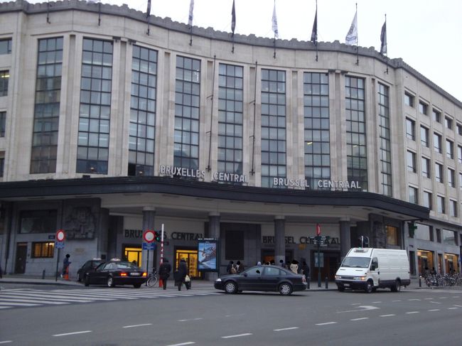 翌日はブリュッセル１日観光。<br />ブリュッセル中央駅の前を通りました。（写ってしまった人の顔が見えないよう一部修正しています。）　しっかり2ヶ国語で表示がされています。