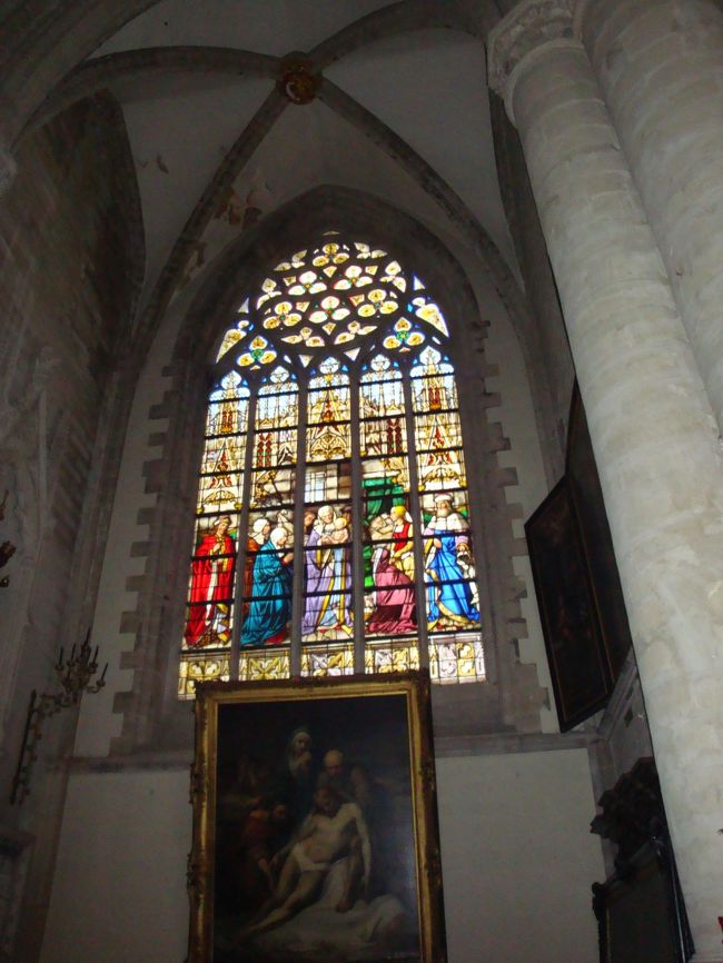 一部修復中でしたが、内部には素敵なステンドグラスがありました。