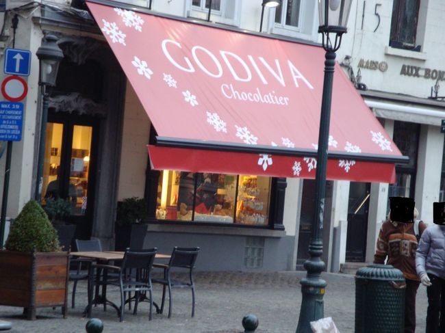 日本でもおなじみのベルギーチョコのお店。看板もクリスマス仕様です。（写りこんでしまった方々の顔の部分を修正しました。）