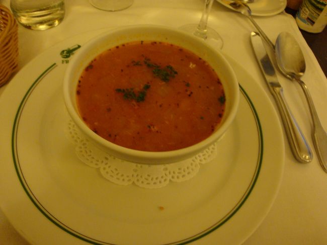 この日のランチです。あんまりお腹が空いていなかったので、前菜のスープのみをオーダー。魚介のスープでこれもかなりの美味。付け合せのフランスパンは外はカリカリ、中はふんわりと絶妙の焼き具合。う〜ん、今まで食べた中で一番美味しいフランスパンだったかも。