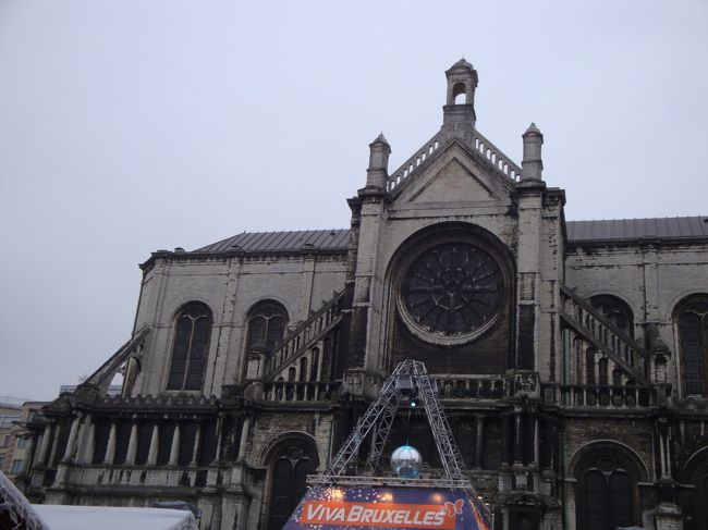 レストラン近くにある聖カトリーヌ教会。このあたりはレストラン街でいくつもお店が並んでいます。