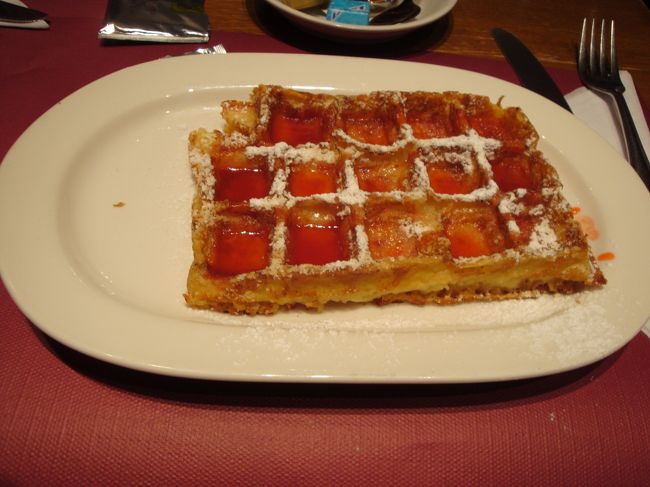 一休みしてベルギー名物のワッフルを頂きました。ブリュッセルワッフルのフルーツソース添え。ふんわりしていてとっても美味♪