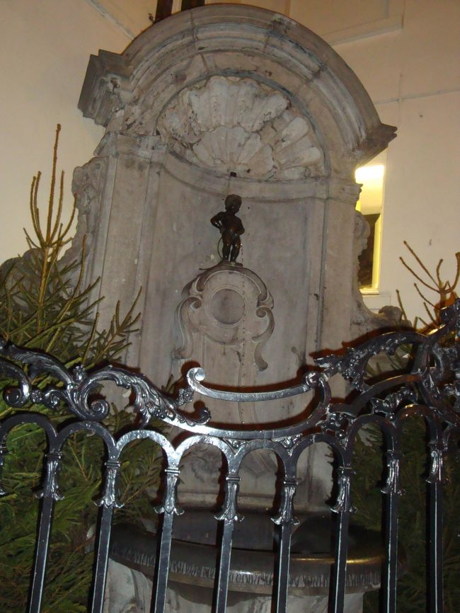 おなじみのブリュッセルシンボル。人気者らしく結構観光客が集まっていました。