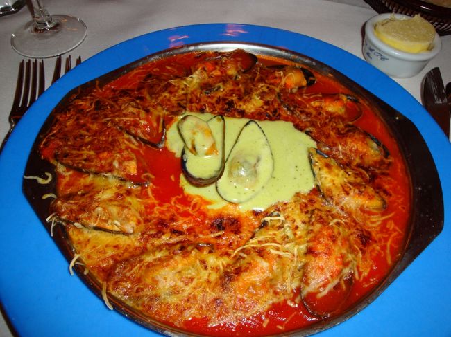 再びサン・カトリーヌ教会の近くへ向かい今回の旅行最後の夕食を取ります。前菜はムール貝。トマトソースたっぷり、チーズたっぷり。美食の国らしく凝ったお料理。