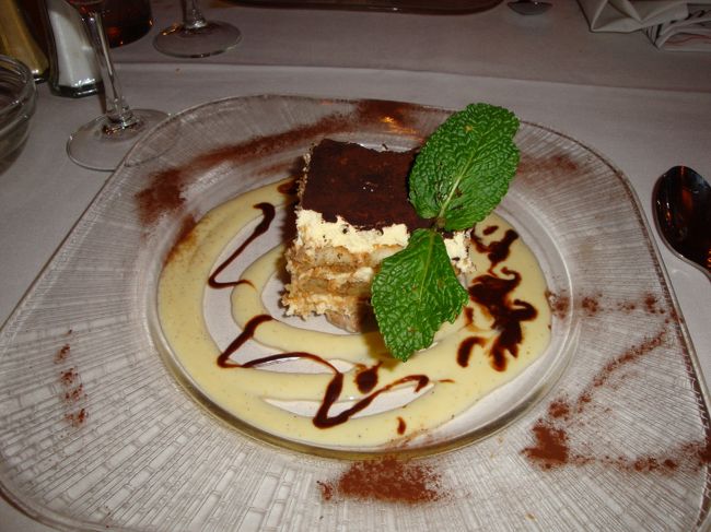 最後はデザートのティラミス。ミントの葉っぱは特大サイズ（＾＿＾；）　これもすごく美味しかった。