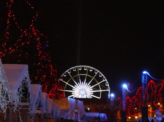 聖カトリーヌ教会の近くのクリスマス・マーケットの夜景。