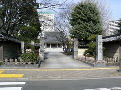 霊巌寺（れいがんじ）

深川資料館通り沿いにあります。
時代小説には頻繁に登場するお寺。もともと日本橋の方にありましたが、明暦の大火（1657年）で消失。翌年の再建の際、現在地に移ってきました。