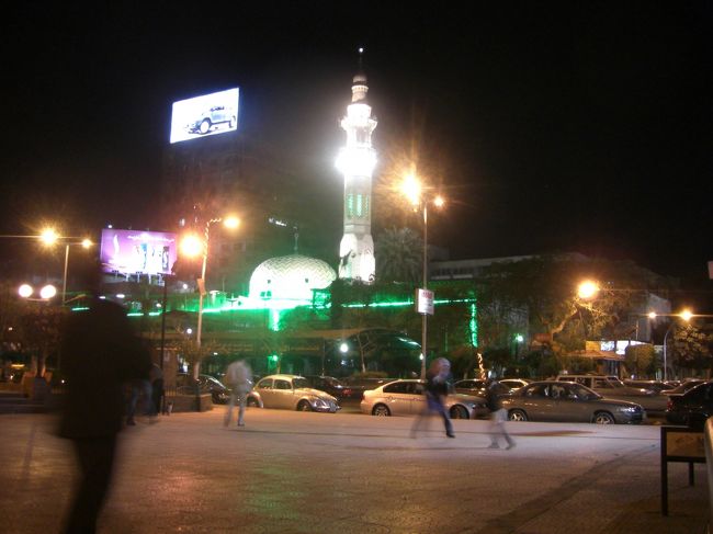 友人のダンナさんは、夕飯前に自宅近くのモスクでお祈り。<br /><br />しばし、モスク前で待つ私たち。<br /><br />モスクきれい。