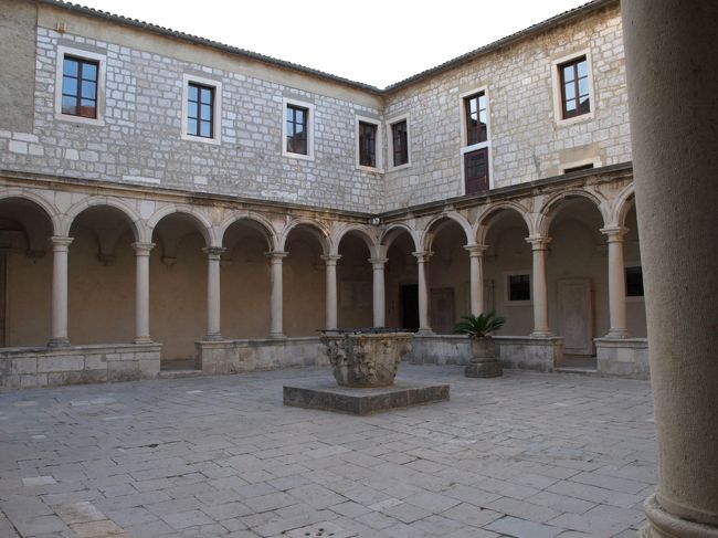 フランシスコ会修道院の回廊。