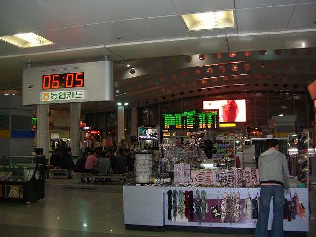 始発のKTXで<br /><br /><br />朝6時、始発の高速鉄道KTX釜山（プサン／Busan）行きに乗るためにこの時間に駅にいるわけですが。。。<br />今日は朝から移動し、帰るだけの行程です。<br />まずはここ大田（テジョン／Daejeon ）からKTXの終点釜山まで向かいます。