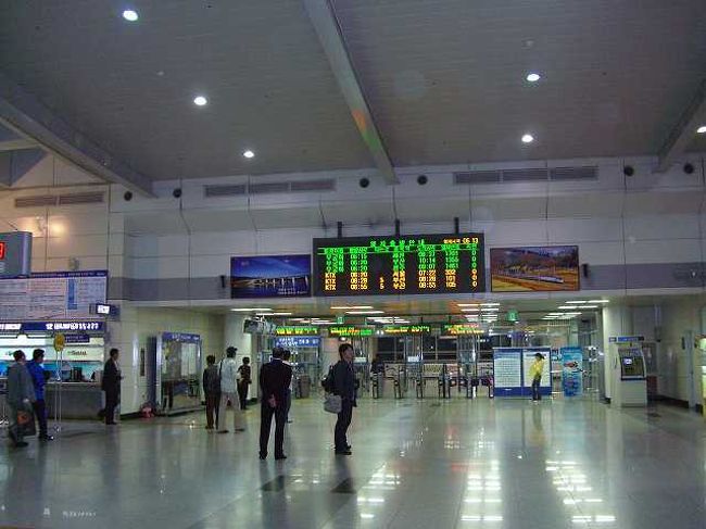 人もまばら<br /><br /><br />早朝の大田（テジョン／Daejeon ）駅、まだ人もまばらですね。<br />ラッシュ前にここを抜けてしまうのですが、ラッシュ時は結構混むとか。