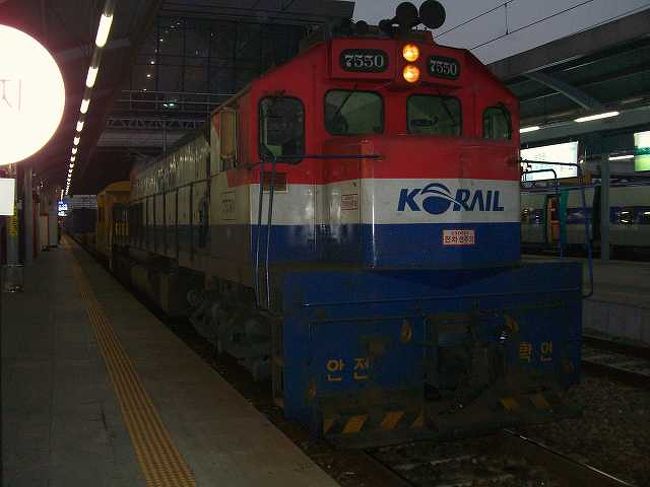 ムグンファ号<br /><br /><br />隣のホームにはムグンファ号がやってきました。<br />自分たちが乗るKTXはこの後、6時28分発です。