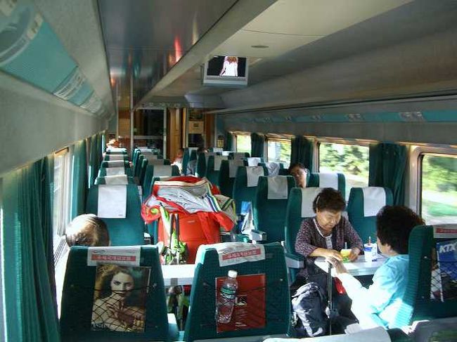 進行方向向きのシート<br /><br /><br />KTXの一般室車内風景です。<br />自分の席は進行方向を向いています。<br />車両半分から向こうは逆向きシートです。