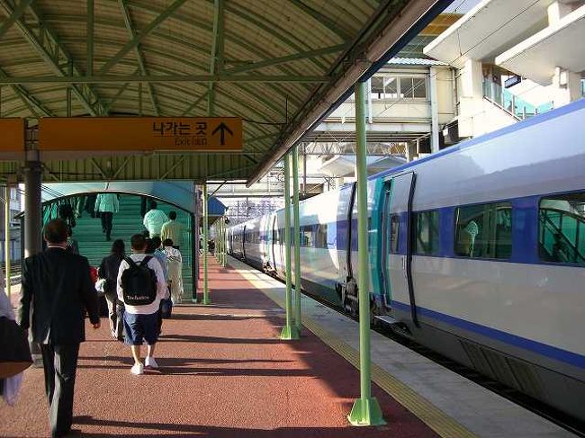 釜山（プサン）駅のホーム<br /><br /><br />KTXを降りて釜山（プサン／Busan）駅のホームを歩きます。<br />実はこのKTXの釜山駅は初めて使う駅でした。<br /><br /><br />■Photolibrary<br />http://www.photolibrary.jp/img69/69_203764.html