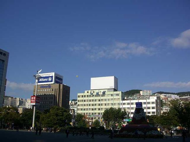 釜山（プサン）駅前<br /><br /><br />釜山（プサン／Busan）国際ターミナル行きのバスに乗るため、駅舎から外に出たところの駅前の景色です。<br />秋晴れのいい天気で、空はすっきりと晴れ渡っています。<br /><br /><br />■Photolibrary<br />http://www.photolibrary.jp/img69/69_203770.html