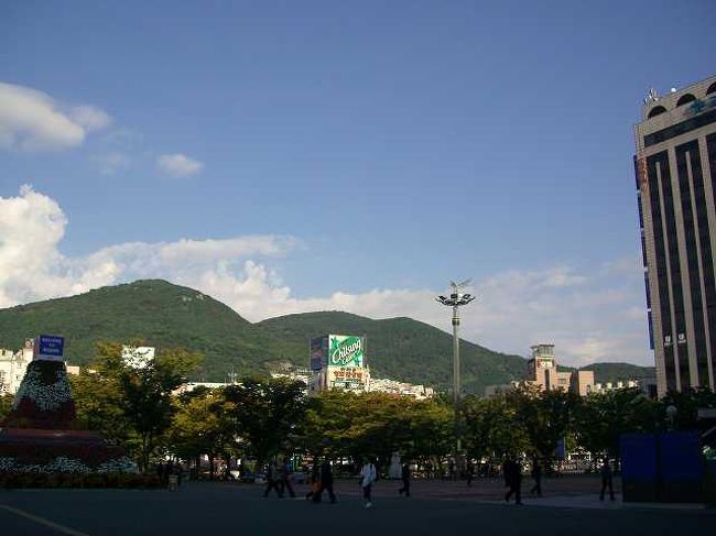 釜山（プサン）駅前<br /><br /><br />これも釜山（プサン／Busan）駅前からの景色です。<br />駅から意外と近いところに山があります。<br />釜山駅前は広場のようになっていました。<br /><br /><br />■Photolibrary<br />http://www.photolibrary.jp/img69/69_203774.html