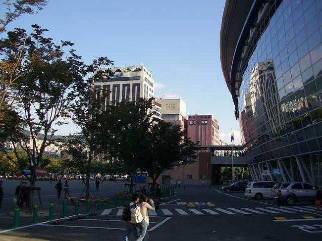 釜山（プサン）駅<br /><br /><br />シャトルバスの乗り場前から見る釜山（プサン／Busan）駅です。<br />全面ガラス張りの駅舎がきれいでした。