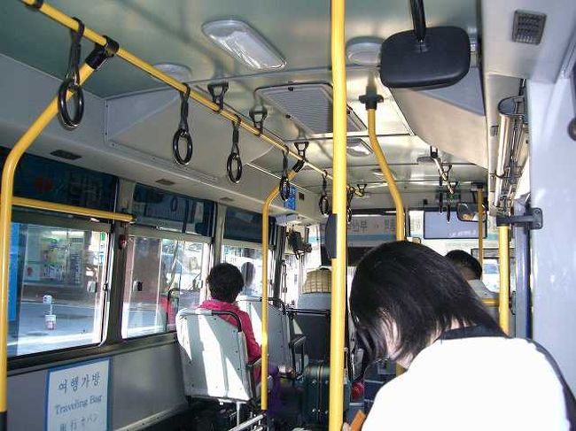 シャトルバス<br /><br /><br />シャトルバスの車内です。<br />だいたい15分程度で釜山（プサン／Busan）国際旅客ターミナルに到着します。<br />特に何を見せることもなく乗ることができます。<br />高速線を使うのであればコレを使わない手はないでしょう。<br />朝早いせいかバスも空いていました。