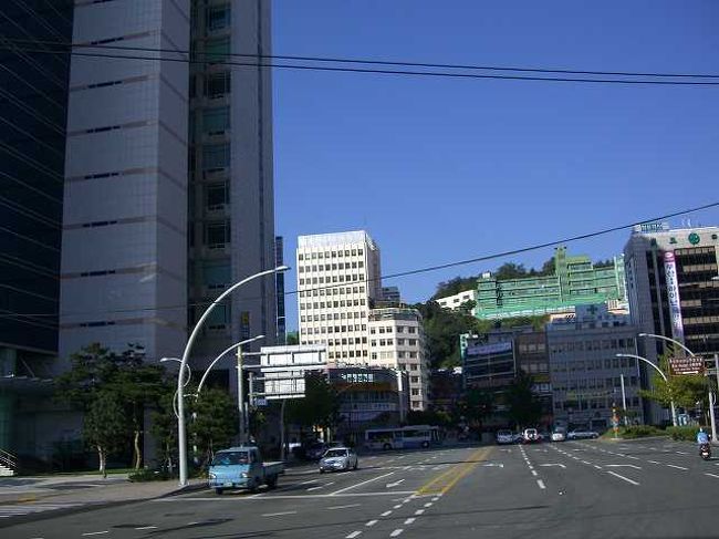 朝の釜山駅周辺<br /><br /><br />朝の中央洞（チュンアンドン／Jungang-dong）です。<br />地下鉄だと釜山（プサン／Busan）駅から一つの位置になります。<br />朝早いせいか、道も空いていました。<br /><br /><br />■Photolibrary<br />http://www.photolibrary.jp/img69/69_204463.html
