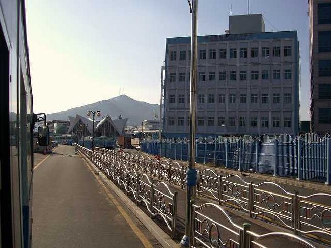 国際ターミナルへ<br /><br /><br />中央洞（チュンアンドン／Jungang-dong）から左に折れると遠くに釜山（プサン／Busan）国際ターミナルが見えてきました。