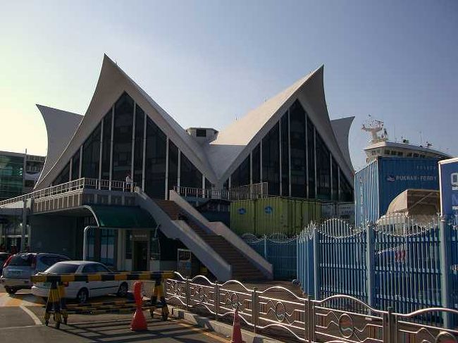 釜山（プサン）国際ターミナル<br /><br /><br />釜山（プサン／Busan）駅から約15分、釜山国際ターミナルに到着しました。<br />ターミナルはオペラハウスをイメージして作られたとか・・・<br /><br /><br />■Photolibrary<br />http://www.photolibrary.jp/img69/69_204468.html