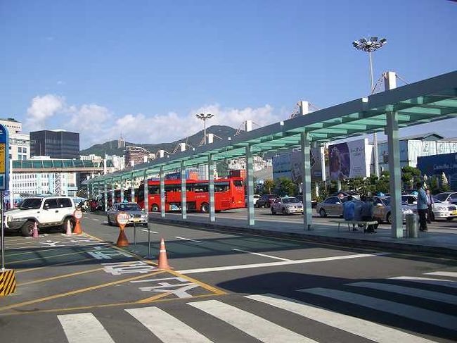 ターミナルへ<br /><br /><br />釜山（プサン／Busan）国際旅客ターミナル前の景色です。<br />バス停の向かい側にはターミナルがあります。<br />横断歩道を渡ってターミナルへ向かいます。<br /><br /><br />■Photolibrary<br />http://www.photolibrary.jp/img70/69_204819.html