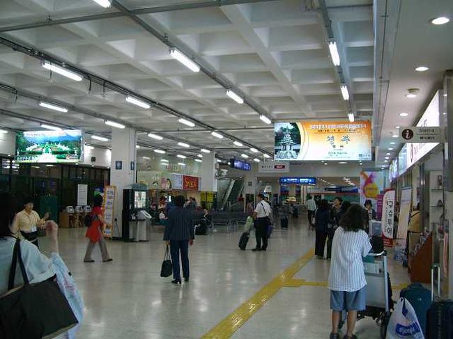 到着ロビー<br /><br /><br />釜山（プサン／Busan）国際旅客ターミナル1階の光景です。<br />1階は到着ロビーになっています。