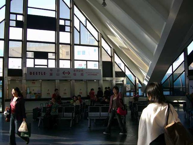 出発ロビー<br /><br /><br />1階にあるエスカレーターを上ると、出発ロビーです。<br />チケットの発券から出国手続きは2階となっています。