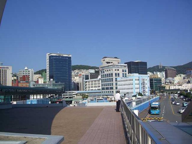 ターミナルからの光景<br /><br /><br />国際旅客ターミナル2階からは屋外に出ることができます。<br />こちらは釜山（プサン／Busan）中心部方向の景色です。<br /><br /><br />■Photolibrary<br />http://www.photolibrary.jp/img70/69_204883.html