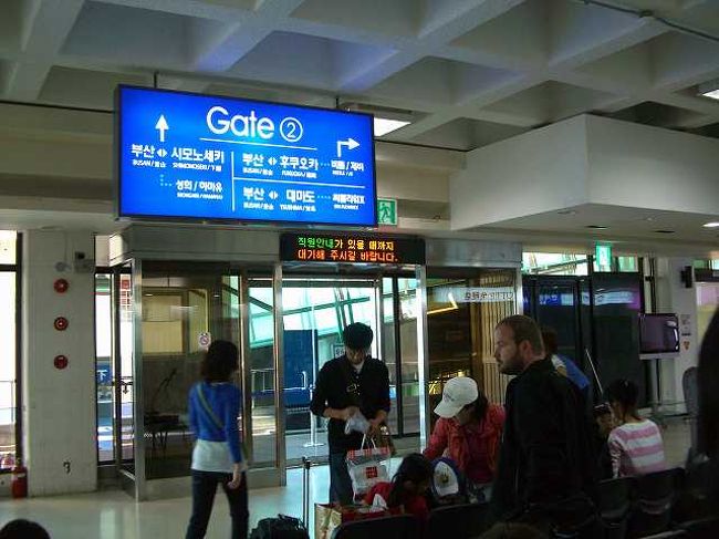 出国審査<br /><br /><br />出国審査が始まりました。<br />でもまだ別行動になった友人と合流できていません。<br />出国の制限時間は刻々と迫ってきます。<br />ちなみに友人のパスポートとチケットは私が持っています。<br />焦りまくり＾＾；