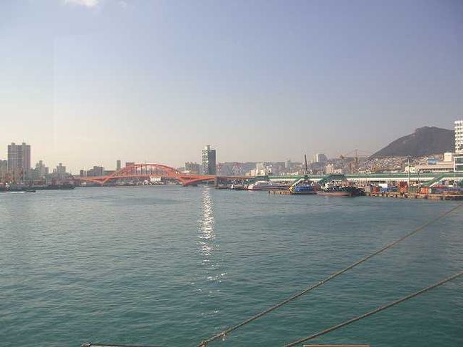 釜山（プサン）大橋<br /><br /><br />ターミナルから見る釜山（プサン／Busan）大橋方向の景色です。<br />ちょっと遠いですが、対岸の赤い橋が釜山大橋です。