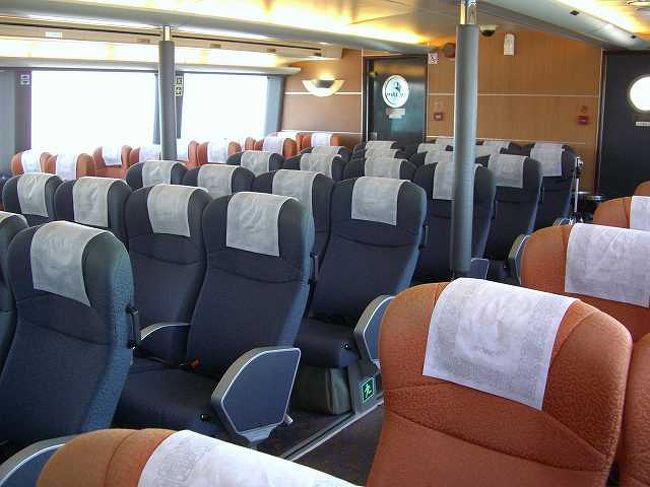 コビーの客室<br /><br /><br />コビー（KOBEE）の客室です。<br />配置などはビートルと同じ感じがします。<br />一応指定席ですが、満席ではないので適当に好きなところに座ります。